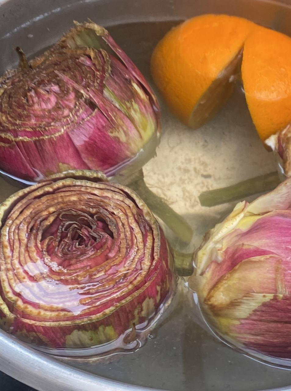 Artichauts violets et orange coupée dans une marmite