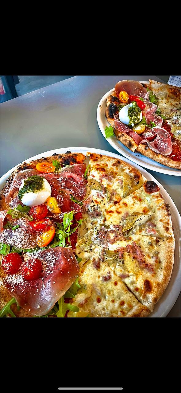 Deux pizzas, moitié burrata prosciutto, moitié blanche aux artichauts