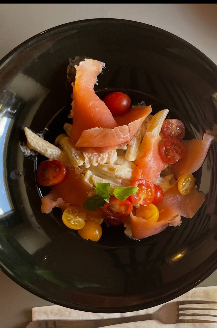 Penne au saumon fumé, tomates cerises et basilic