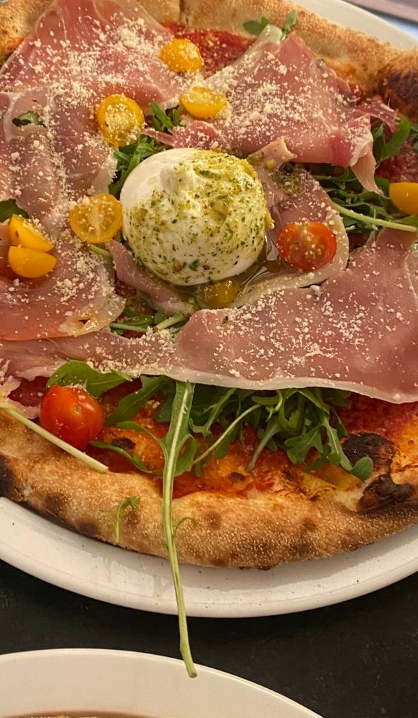 Pizza entière burrata, prosciutto et roquette