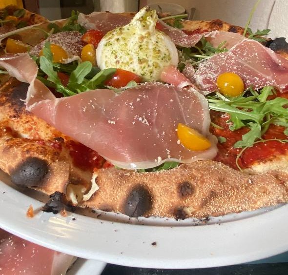 Croûte de pizza tachetée par la cuisson au feu de bois, dite robe du léopard