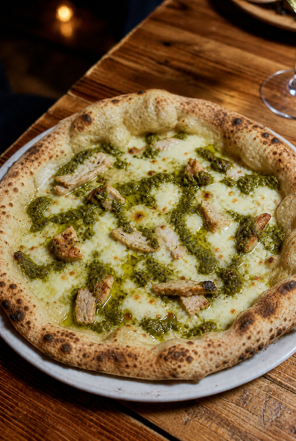 Pizza bianca au pesto et poulet rôti, croûte léopardée