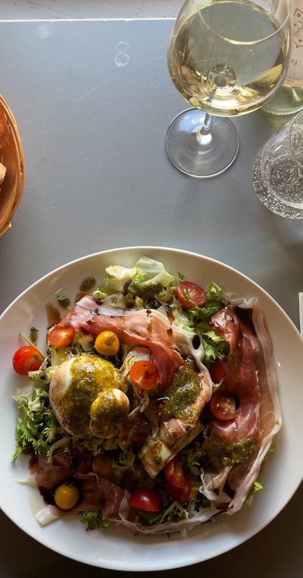 Salade de burrata au pistou, jambon cru et verre de blanc