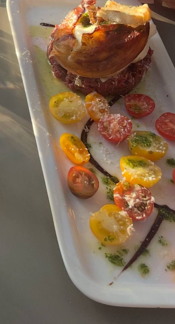 Tartare de bœuf, tomates anciennes et copeaux de parmesan